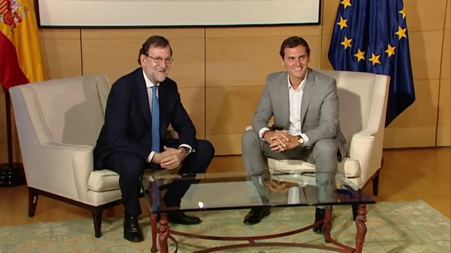Frame 17.143948 de: Rajoy y Rivera comienzan su reuni&oacute;n en el Congreso para sondear un acuerdo para la investidura