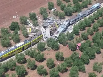 Frame 1.710246 de: Al menos 20 muertos y decenas de heridos en un choque entre dos trenes en Italia Frame 1.710246 de: Al menos 20 muertos y decenas de heridos en un choque entre dos trenes en Italia
