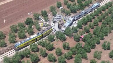 Al menos 23 muertos y decenas de heridos en un choque entre dos trenes en Italia