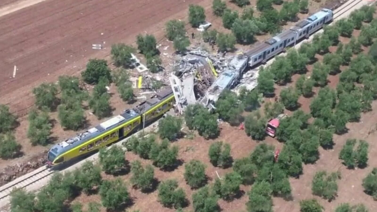 Al menos 23 muertos y decenas de heridos en un choque entre dos trenes en Italia