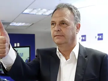 Joaquín Caparrós levanta el pulgar Joaquín Caparrós levanta el pulgar