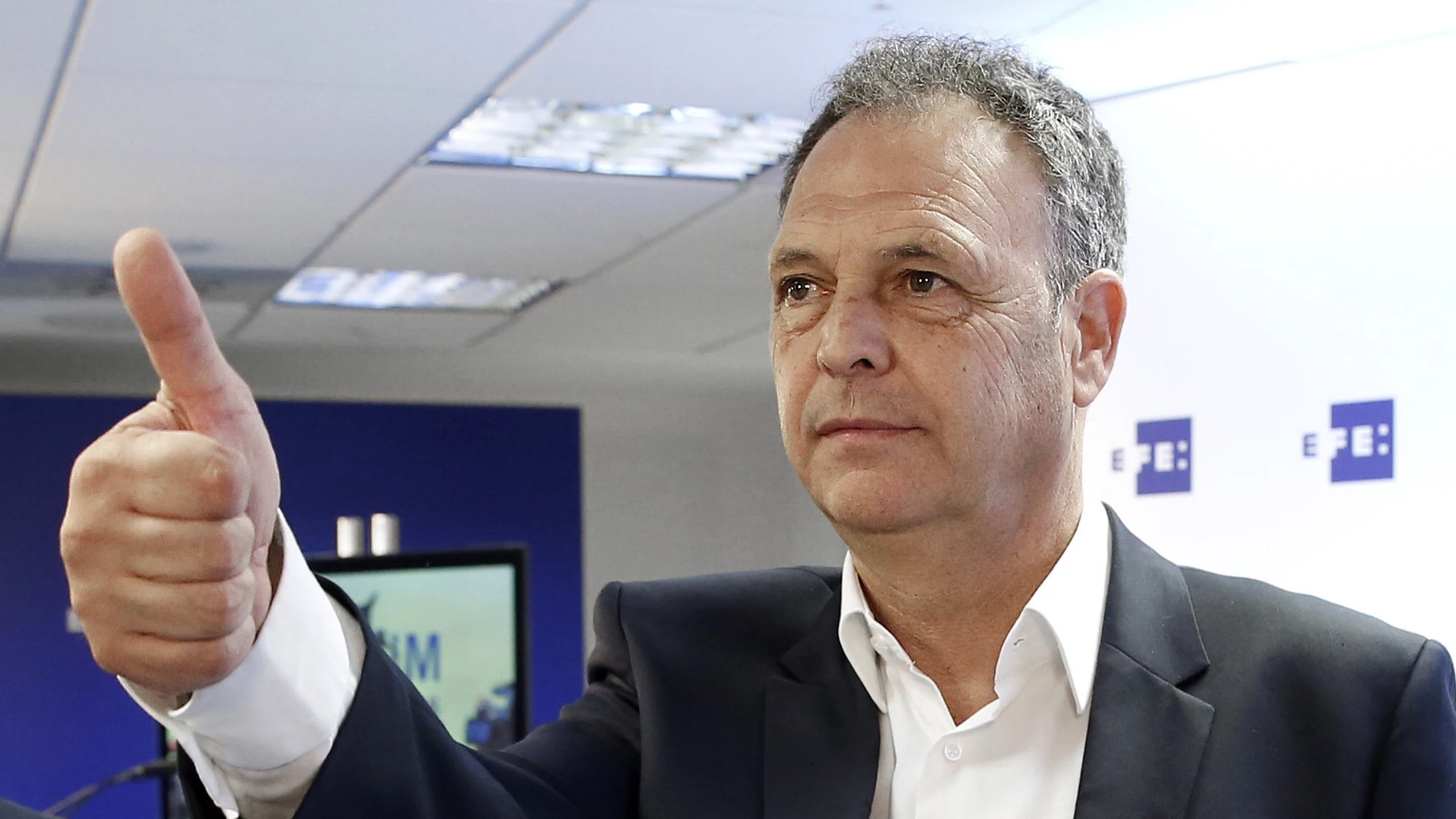 Joaquín Caparrós levanta el pulgar Joaquín Caparrós levanta el pulgar