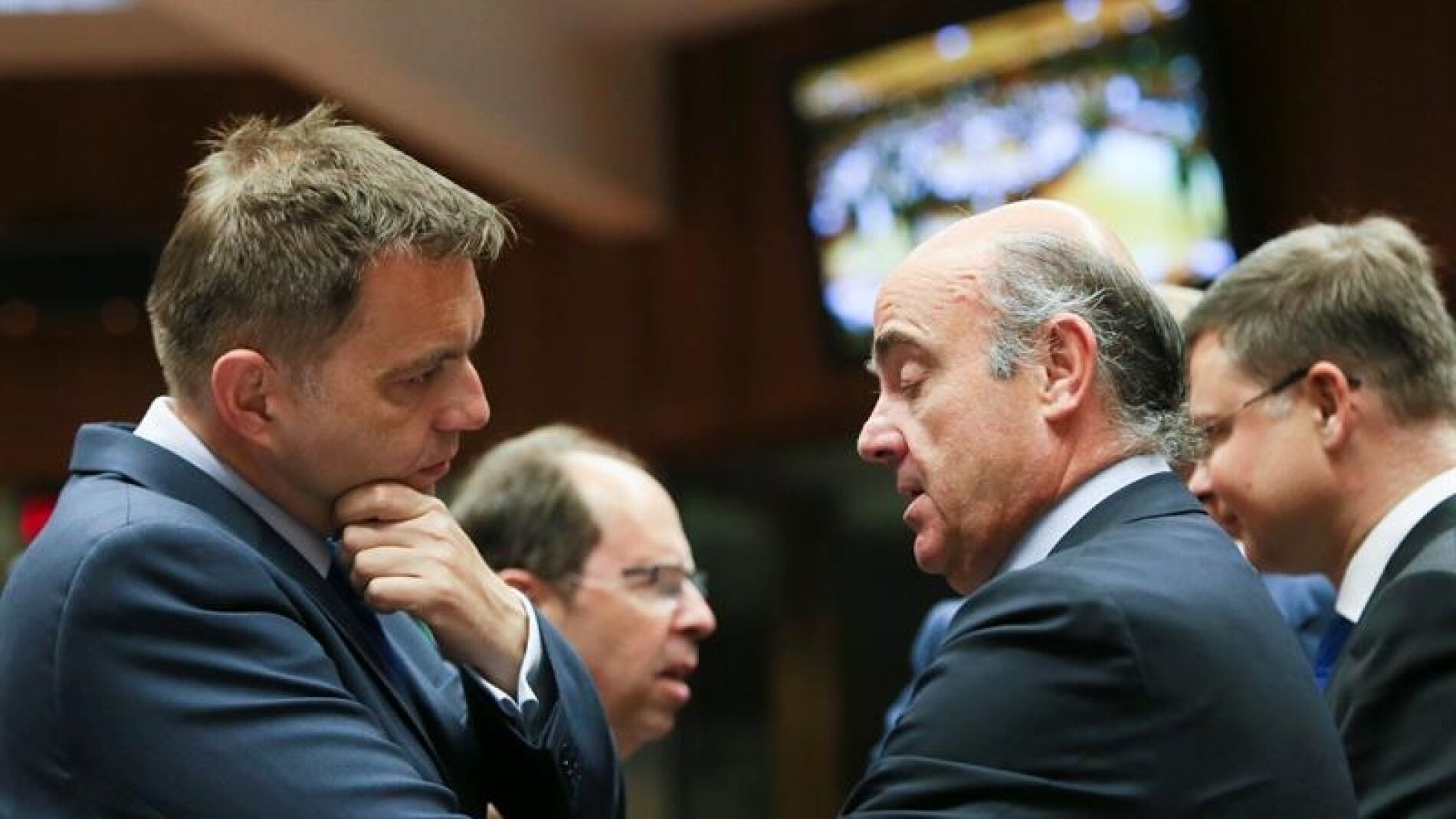 El ministro espa&ntilde;ol de Econom&iacute;a y Competitividad en funciones, Luis de Guindos (d), conversa con el ministro eslovaco de Finanzas, Peter Kazimir