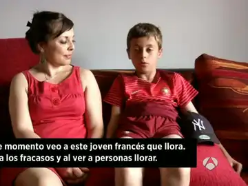 El niño portugués explica su consuelo al hincha francés El niño portugués explica su consuelo al hincha francés
