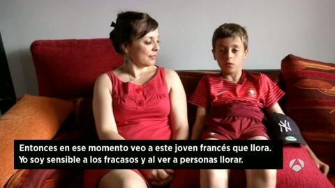 El ni&ntilde;o portugu&eacute;s explica su consuelo al hincha franc&eacute;s