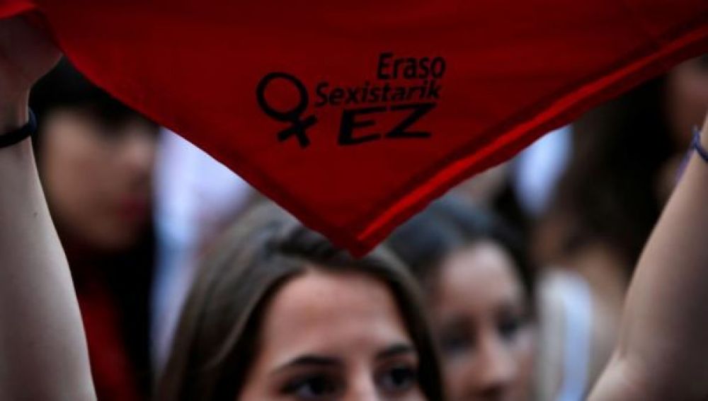 Imagen de archivo de una mujer alzando un pañuelo en contra de las agresiones sexistas en Pamplona