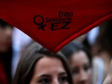 Imagen de archivo de una mujer alzando un pañuelo en contra de las agresiones sexistas en Pamplona Imagen de archivo de una mujer alzando un pañuelo en contra de las agresiones sexistas en Pamplona