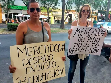Las dos madres denuncian un despido injusto y solicitan su readmisión. Las dos madres denuncian un despido injusto y solicitan su readmisión.
