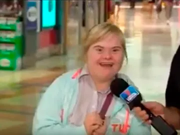 La joven con Síndrome de Down saluda a sus padres en medio del reportaje. La joven con Síndrome de Down saluda a sus padres en medio del reportaje.