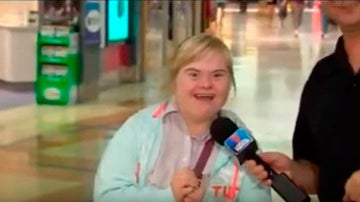 La joven con Síndrome de Down saluda a sus padres en medio del reportaje.