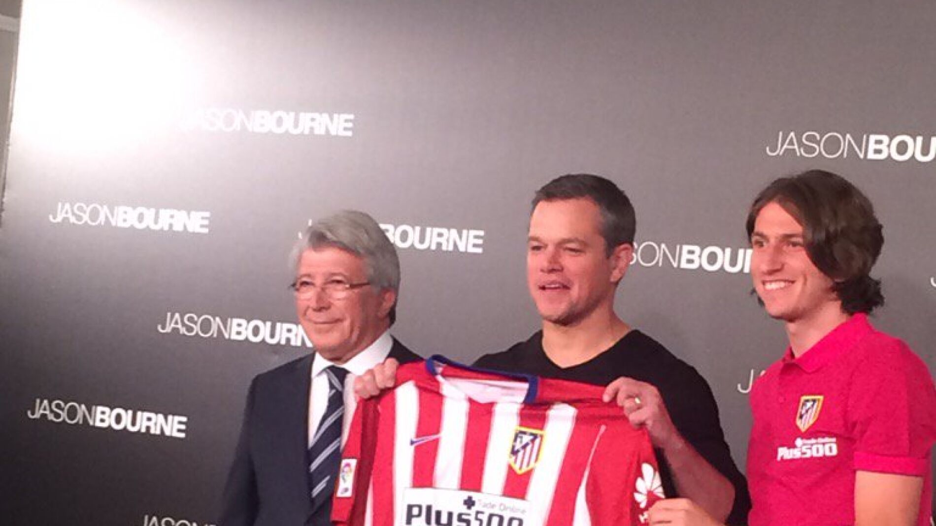 Matt Damon posa con la el&aacute;stica del Atl&eacute;tico de Madrid