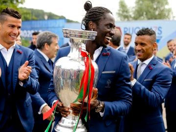 Éder sostiene el trofeo de campeón de la Eurocopa