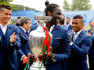 Éder sostiene el trofeo de campeón de la Eurocopa Éder sostiene el trofeo de campeón de la Eurocopa