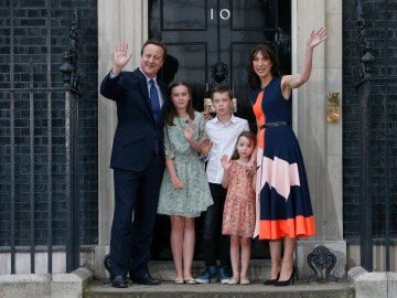 David Cameron, junto a su familia, en su último día como primer ministro