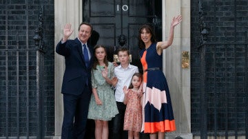 David Cameron, junto a su familia, en su último día como primer ministro