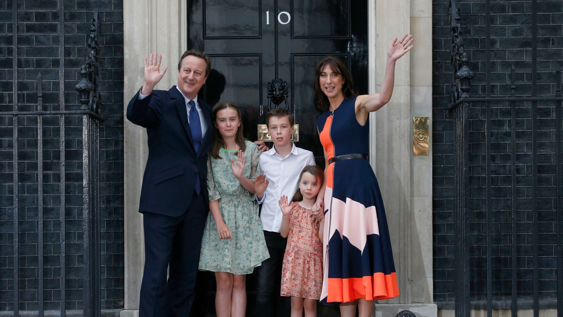 David Cameron, junto a su familia, en su &uacute;ltimo d&iacute;a como primer ministro