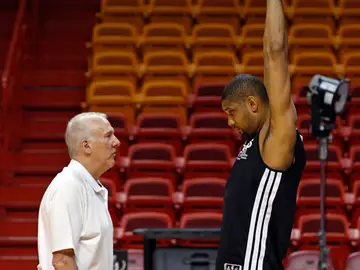 Gregg Popovich y Tim Duncan dialogan durante un entrenamiento Gregg Popovich y Tim Duncan dialogan durante un entrenamiento