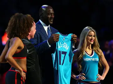 Michael Jordan, dueño de los Hornets, celebra la celebración del All Star en Charlotte Michael Jordan, dueño de los Hornets, celebra la celebración del All Star en Charlotte