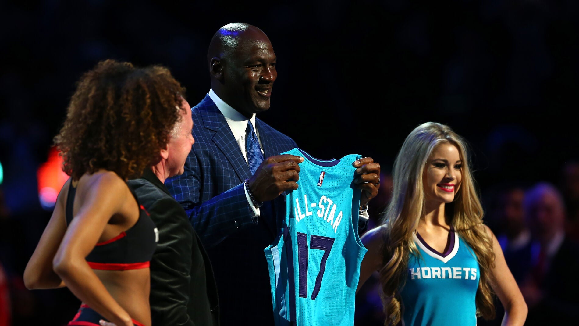 Michael Jordan, due&ntilde;o de los Hornets, celebra la celebraci&oacute;n del All Star en Charlotte