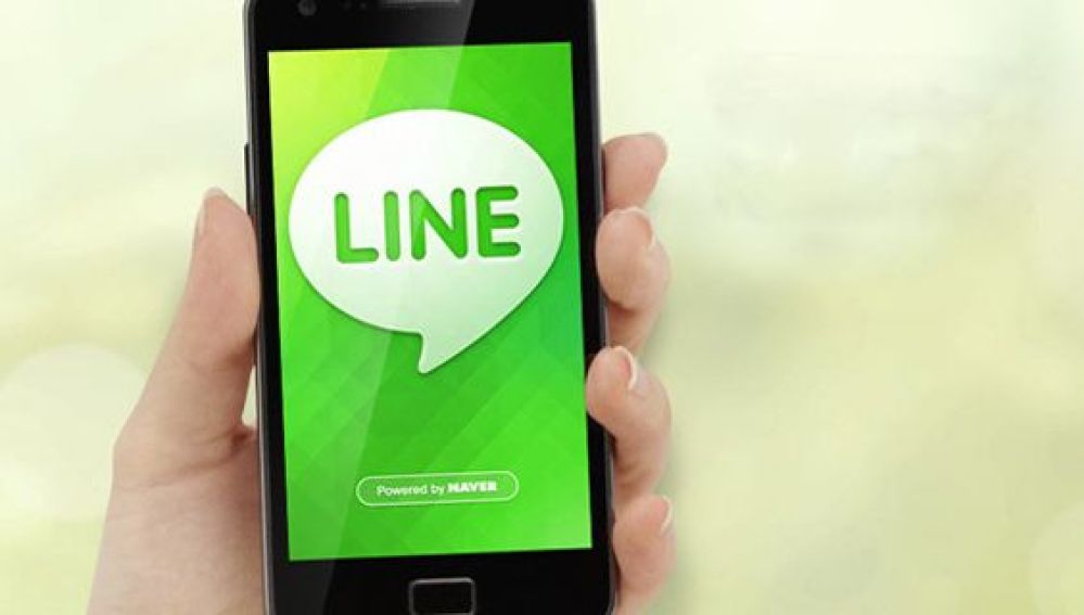 Un smartphone con la imagen corporativa de Line.