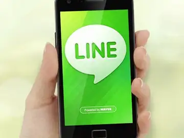 Un smartphone con la imagen corporativa de Line. Un smartphone con la imagen corporativa de Line.
