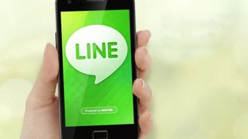 Un smartphone con la imagen corporativa de Line.
