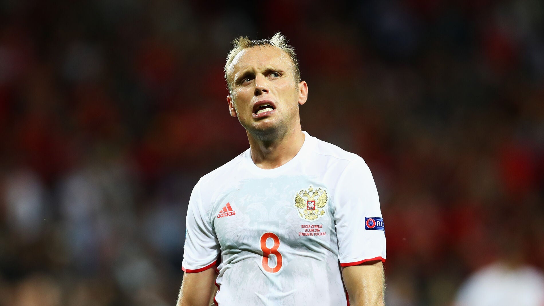 Un jugador de Rusia, cabizbajo en la Euro