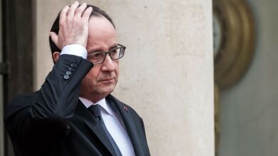 Hollande replica que ha recortado sus gastos a los reproches por su peluquero 