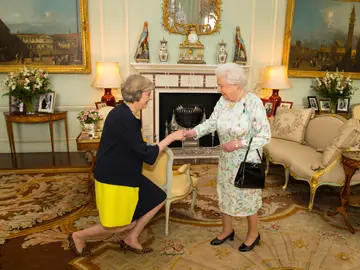 Theresa May hace una reverencia ante la Reina Isabel II Theresa May hace una reverencia ante la Reina Isabel II
