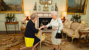 Theresa May hace una reverencia ante la Reina Isabel II