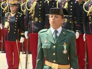 Frame 9.670699 de: Una teniente, primera de su promoción en la Guardia Civil, hecho sin precedentes