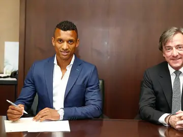 Nani firma su contrato como nuevo jugador del Valencia Nani firma su contrato como nuevo jugador del Valencia