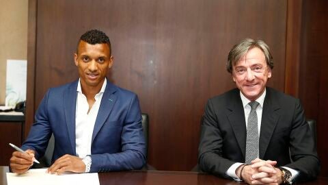 Nani firma su contrato como nuevo jugador del Valencia