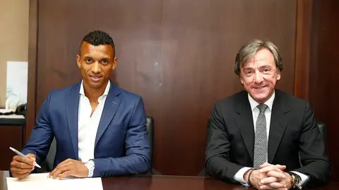 Nani firma su contrato como nuevo jugador del Valencia Nani firma su contrato como nuevo jugador del Valencia