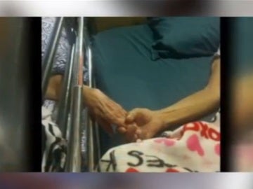 Marido y mujer mueren sujetándose las manos