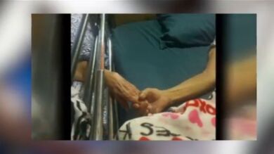Marido y mujer mueren a la vez sujetándose las manos uno al otro