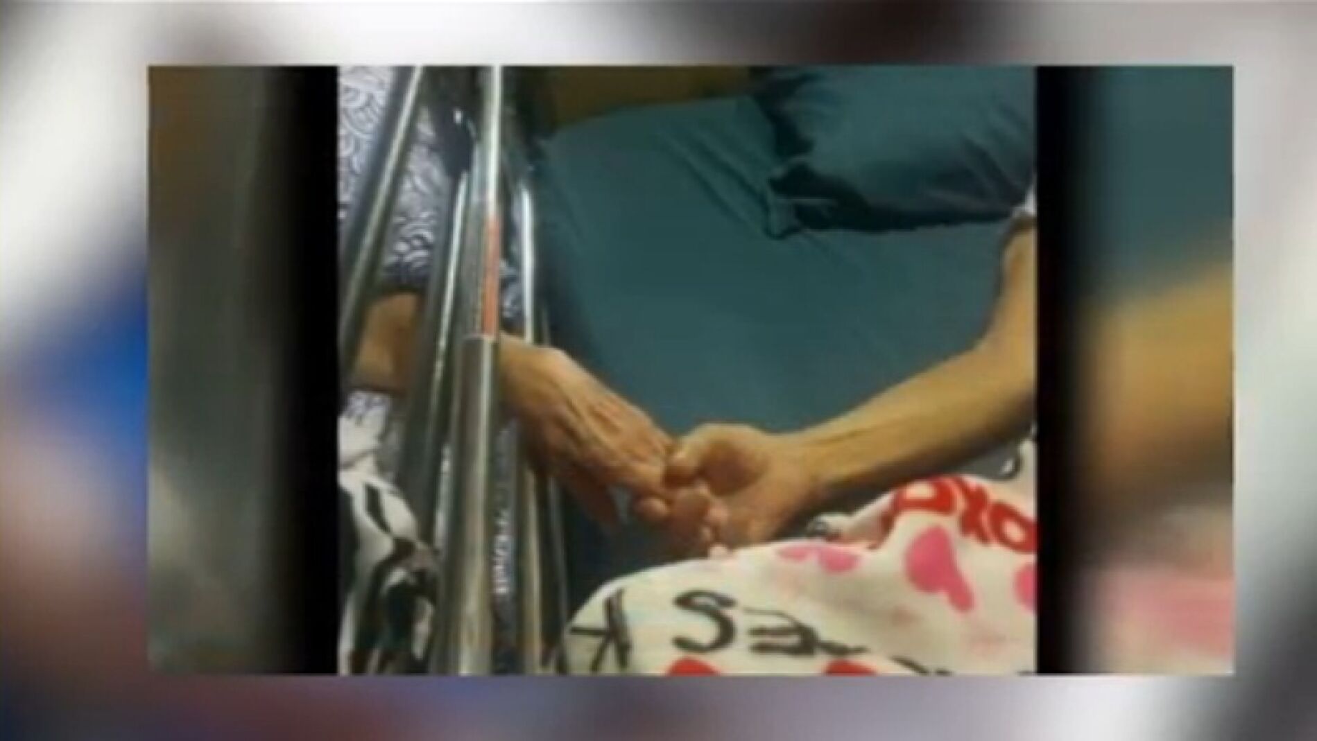 Marido y mujer mueren sujet&aacute;ndose las manos