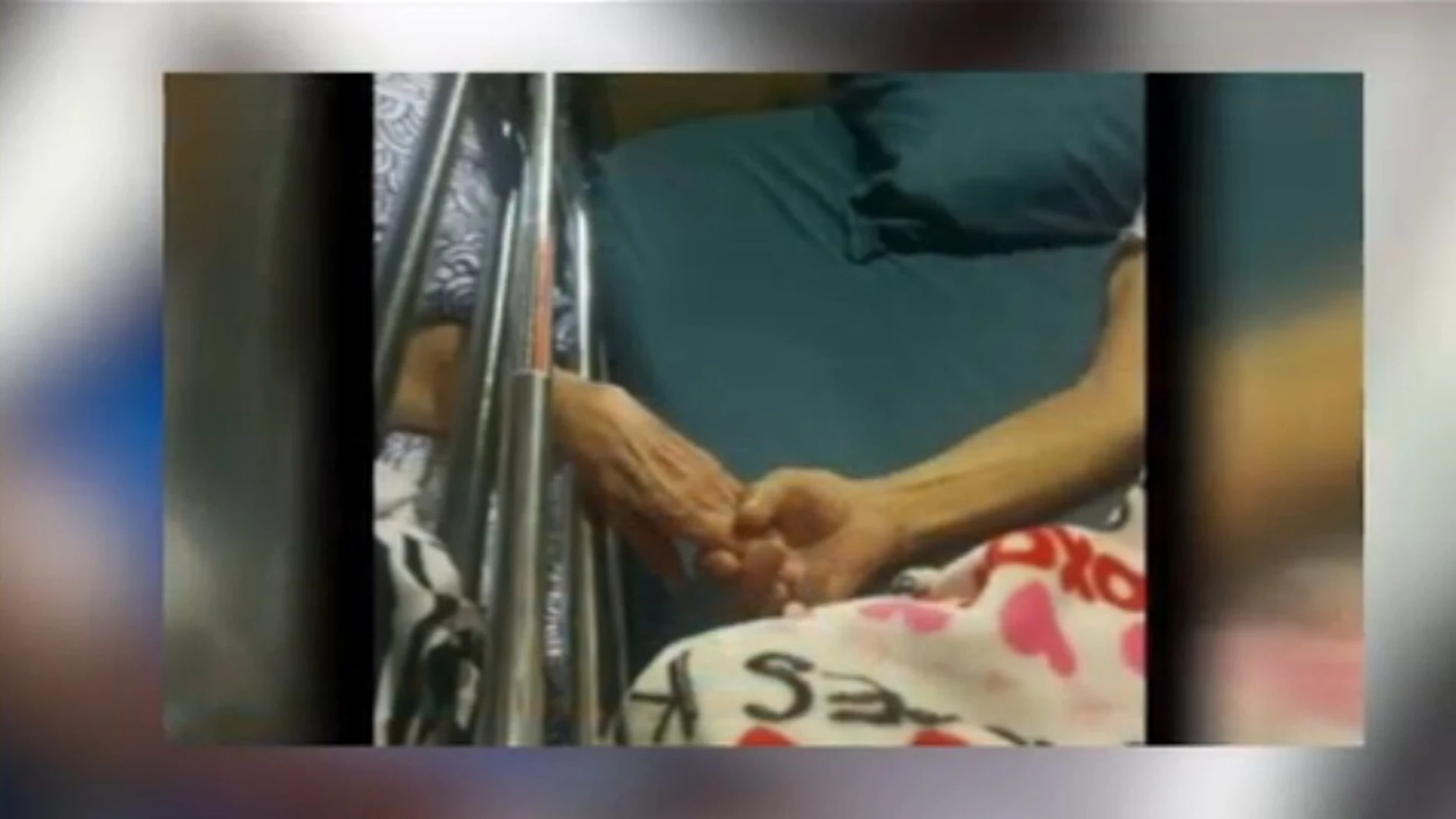 Marido y mujer mueren sujetándose las manos Marido y mujer mueren sujetándose las manos