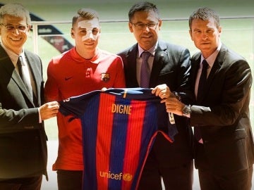 Digne, presentado como jugador del Barça