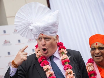  Boris Johnson viste un turbante hindú durante su visita a un templo.