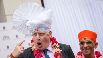  Boris Johnson viste un turbante hindú durante su visita a un templo.