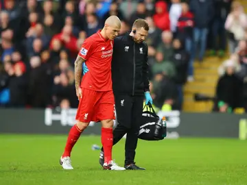 Martin Skrtel abandonando Anfield en un partido Martin Skrtel abandonando Anfield en un partido