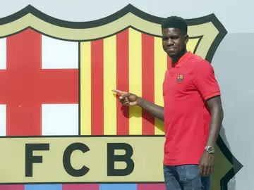 Umtiti posa con el escudo del Barcelona Umtiti posa con el escudo del Barcelona