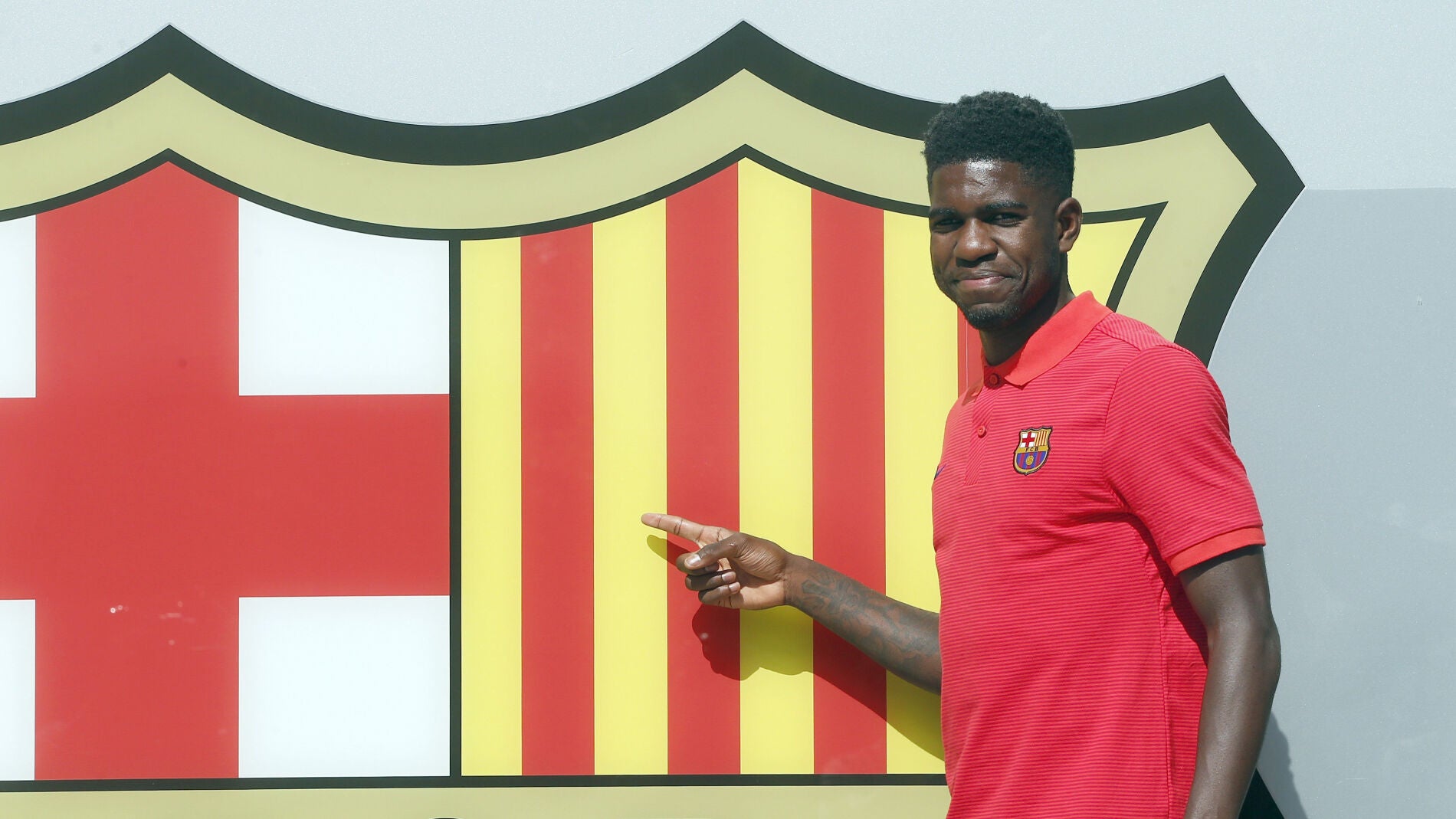 Umtiti posa con el escudo del Barcelona