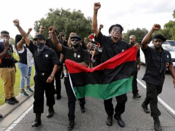 Un grupo protesta por la muerte de Alton Sterling con la bandera de los 'Black Panthers'. 