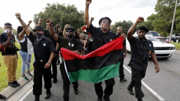 Un grupo protesta por la muerte de Alton Sterling con la bandera de los 'Black Panthers'. 
