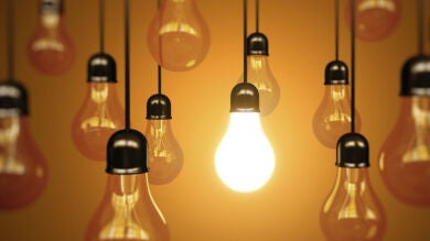 La factura de la luz ha bajado un 15,2% respecto al mes de enero pero sigue siendo un 17,3% superior al registrado en el mismo mes de 2016