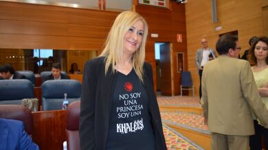 Cifuentes luce en la Asamblea una camiseta de Juego de Tronos 