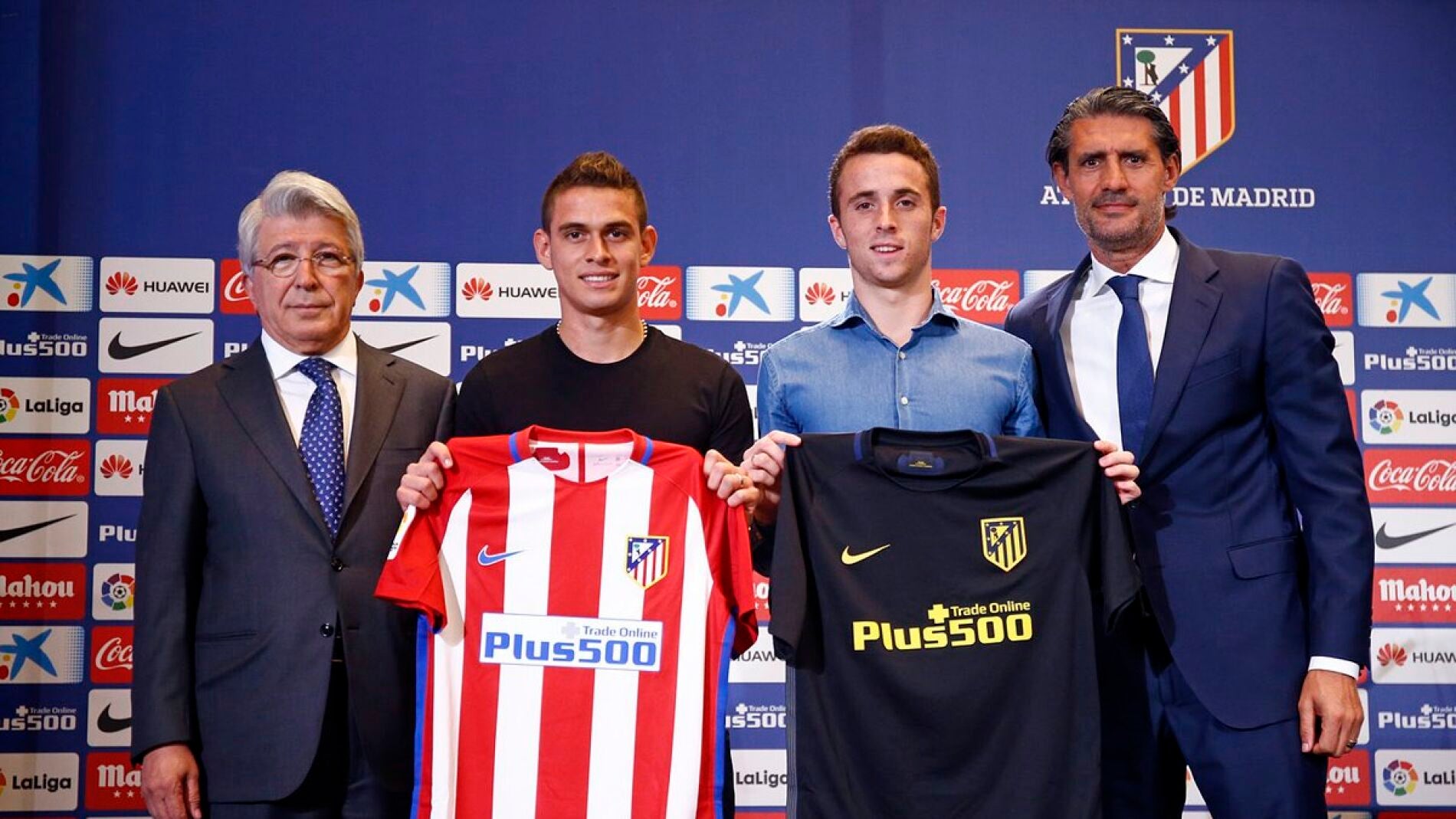 Santos Borr&eacute; y Diogo Jota posan con la camiseta del Atl&eacute;tico de Madrid