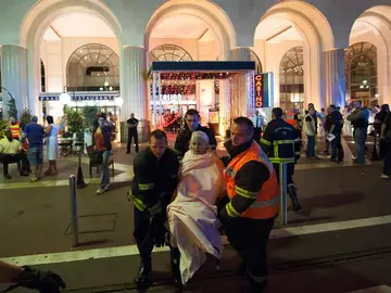 Personal sanitario ayudando a los afectados en el atentado en Niza Personal sanitario ayudando a los afectados en el atentado en Niza